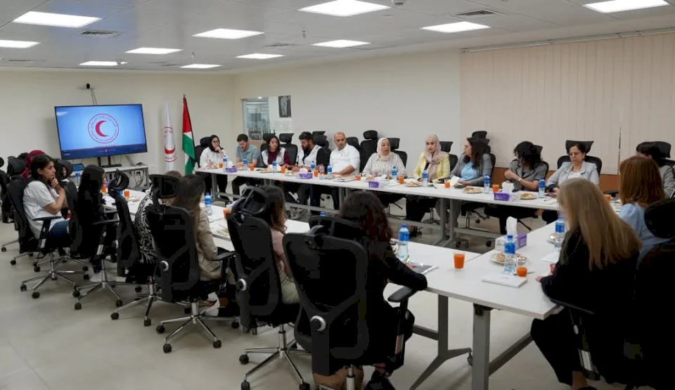 وفد من الحكومة البريطانية يزور جمعية الهلال الأحمر الفلسطيني للاطلاع على جهودها الإنسانية في الضفة الغربية وقطاع غزة