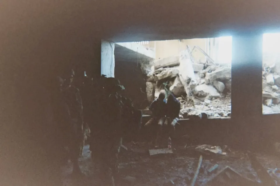 من غزة إلى الضفة... شهادات فلسطينيين واعترافات جنود إسرائيليين باستخدام مدنيين دروعاً بشرية