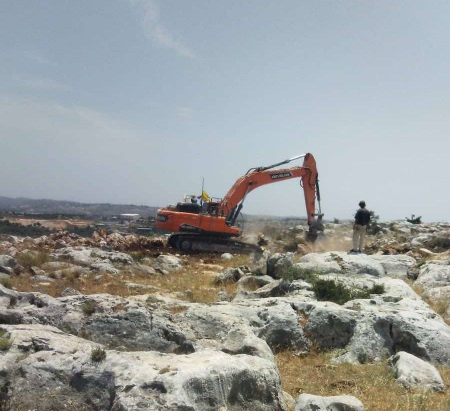 مستوطنون يشرعون بتجريف أراضٍ في قرية سرطة غرب سلفيت