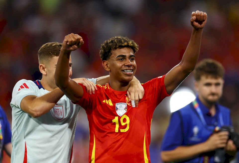 برشلونة تقترب من الإعلان الرسمي لتجديد عقد نجمه لامين جمال
