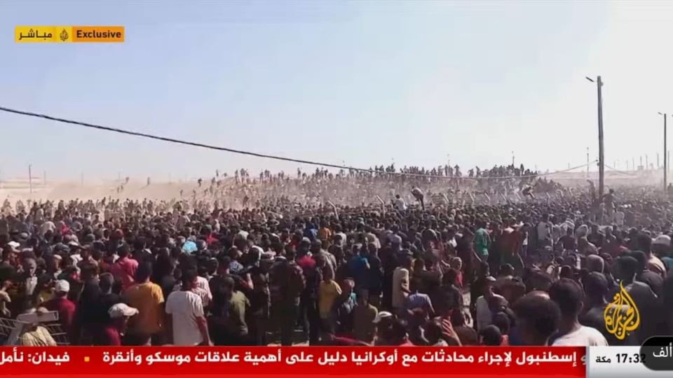 فيديو: جوعى غزة يقتحمون موقع توزيع المساعدات الأميركية برفح