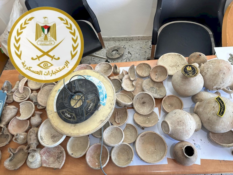 الاستخبارات العسكرية في الخليل تضبط قطعًا أثرية ومعدات تنقيب غرب المحافظة