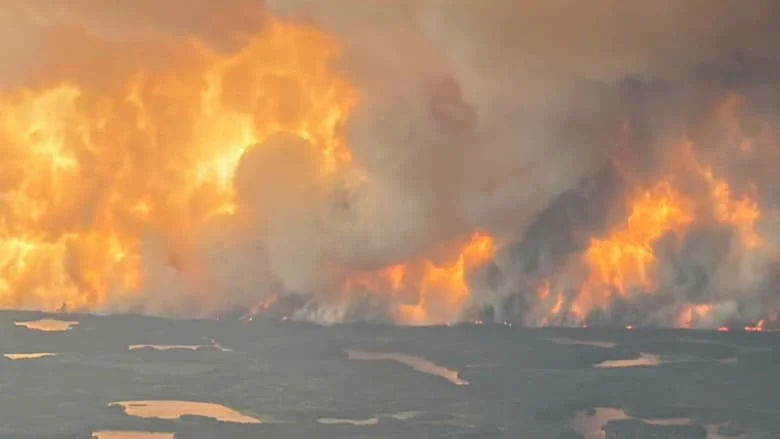 تحديث: حرائق تلتهم 400 منزل  في كندا وتُشرد الآلاف