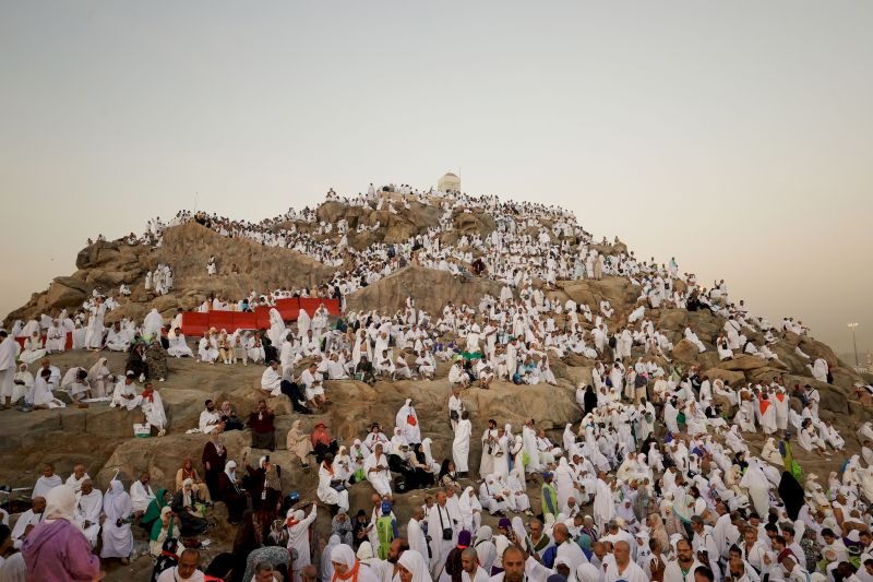 الحجاج يتوافدون إلى صعيد عرفات لأداء الركن الأعظم من فريضة الحج