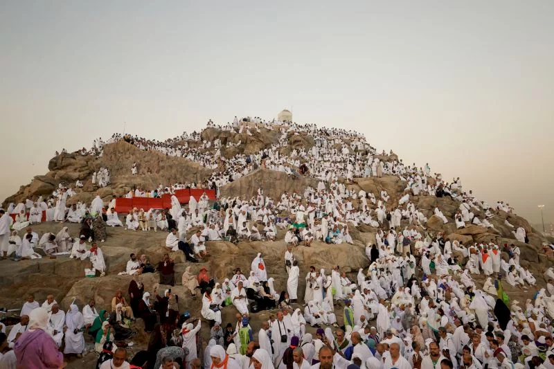 الحجاج يتوافدون إلى صعيد عرفات لأداء الركن الأعظم من فريضة الحج