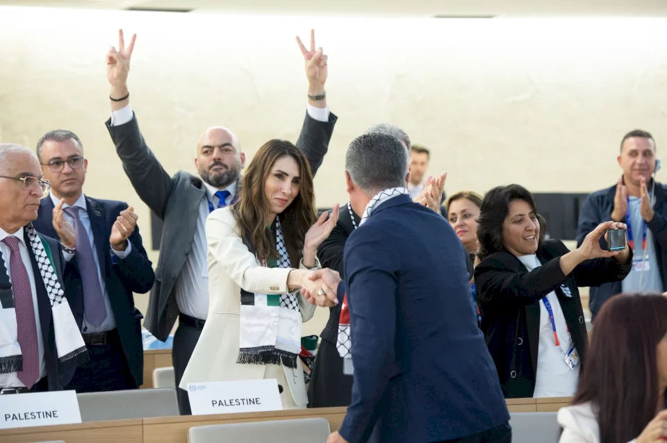 في جنيف، لوّحت بالكوفية ورفعت شارة النصر...