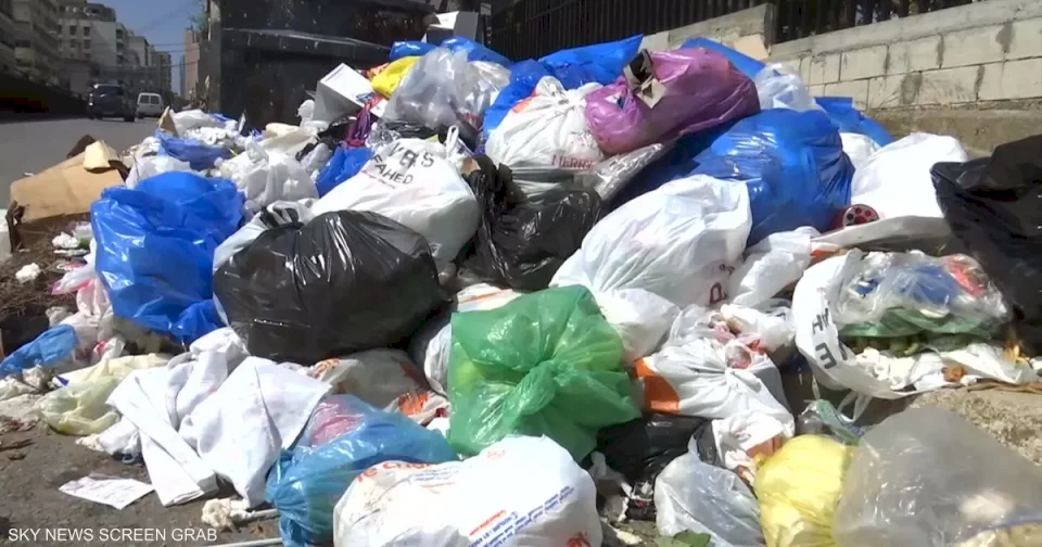 "تعالوا بالكمامات".. لبنانيون للسياح استهزاءً بأزمة النفايات