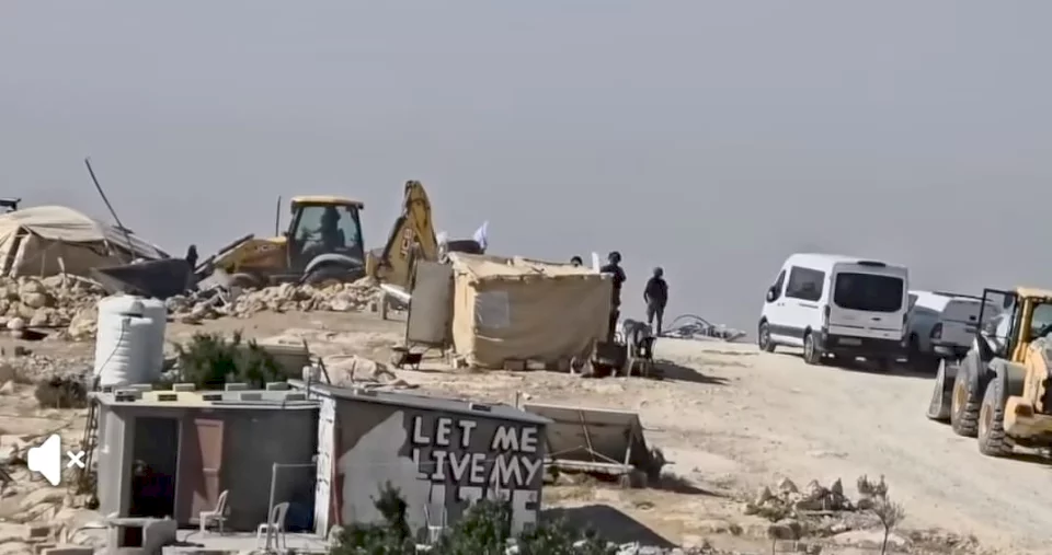 الاحتلال يهدم خيام المواطنين في خلة الضبع بمسافر يطا  ويعمل على إخلائهم قسراً