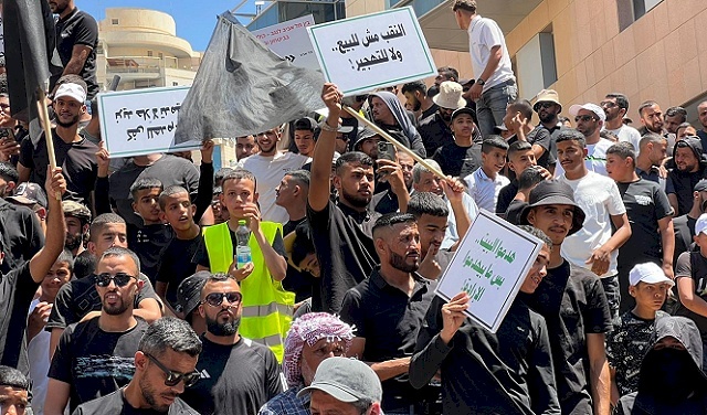 النقب: مظاهرة حاشدة احتجاجاً على هدم المنازل ومخططات التهجير