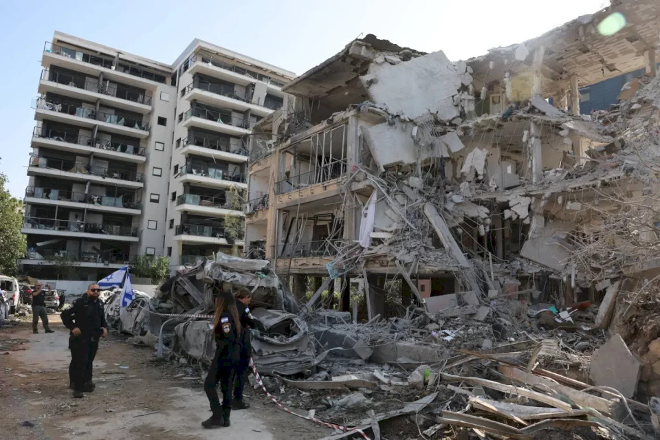 معاريف: صاروخ إيراني سقط بالقرب من منزل مسؤول أمني سابق كبير