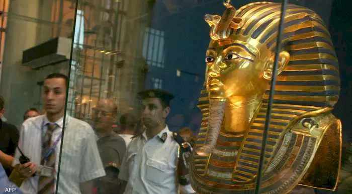 نقل القناع الذهبي لـ"توت عنخ آمون" لأكبر متحف بالعالم لرواية تاريخ مصر