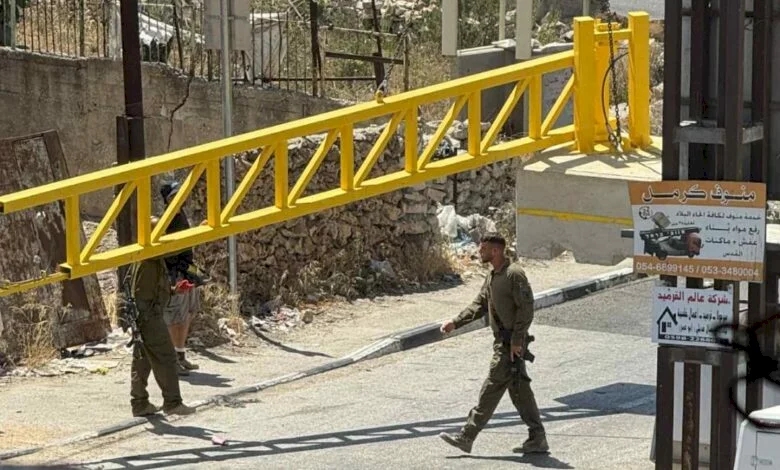 الثانية منذ أمس: الاحتلال ينصب بوابة حديدية عند المدخل الشرقي لبلدة حزما