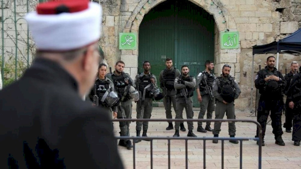 الاحتلال يواصل قمعه في القدس ويغلق المقدسات ويُصعّد القيود والحصار