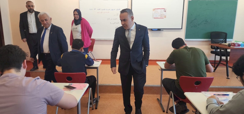 السفير أبو الرب يتفقد الاستعدادات النهائية لعقد امتحانات "التوجيهي" في مجمع المدارس الفلسطينية بالدوحة