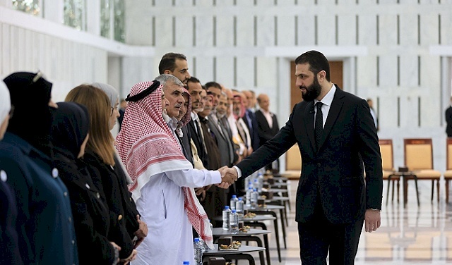 الشرع خلال لقاء وجهاء القنيطرة والجولان: نعمل على وقف اعتداءات إسرائيل بمفاوضات غير مباشرة