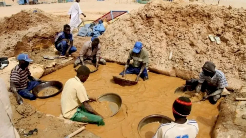 مأساة في السودان: مقتل 50 شخصًا إثر انهيار منجم ذهب