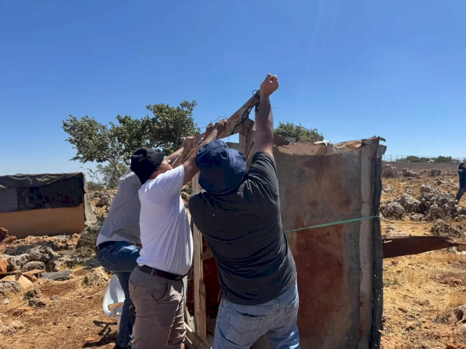 أهالي المزرعة الشرقية و"الجدار والاستيطان" يزيلون بؤرة رعوية للمستعمرين