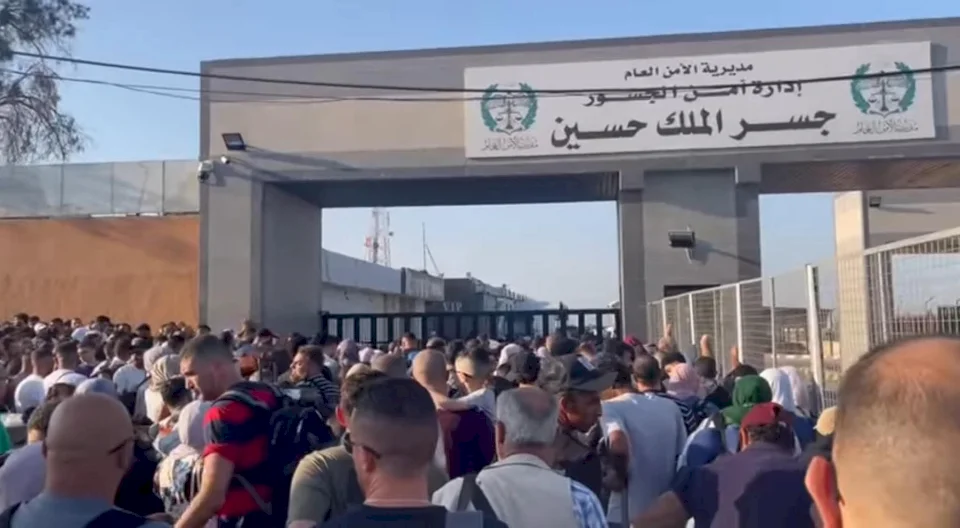 الداخلية: الساعات المقبلة ستشهد حلاً جذرياً لأزمة العالقين على جسر الملك حسين