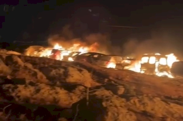 مستعمرون يحرقون مشطب مركبات في برقا شرق رام الله (فيديو)