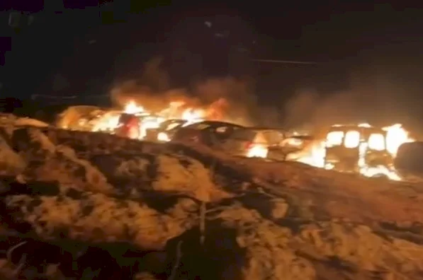مستعمرون يحرقون مشطب مركبات في برقا شرق رام الله (فيديو)