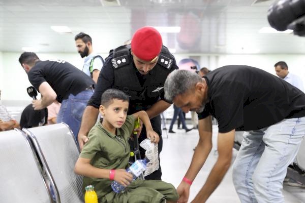 الجيش الأردني يقوم بإجلاء 35 طفلًا من غزة لتلقي علاجهم في الأردن