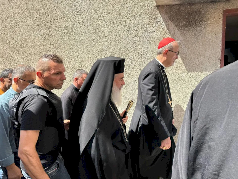نتنياهو يهاتف البابا وبطريرك القدس يزور كنيسة دير اللاتين بغزة