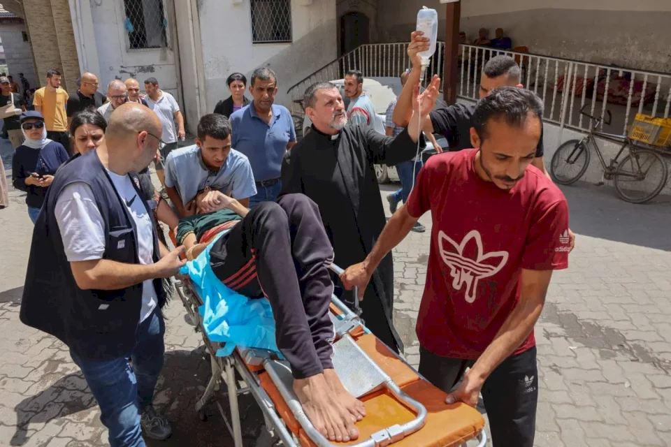 مفوض أممي: قصف إسرائيل كنيسة لجأ إليها مدنيون جريمة حرب