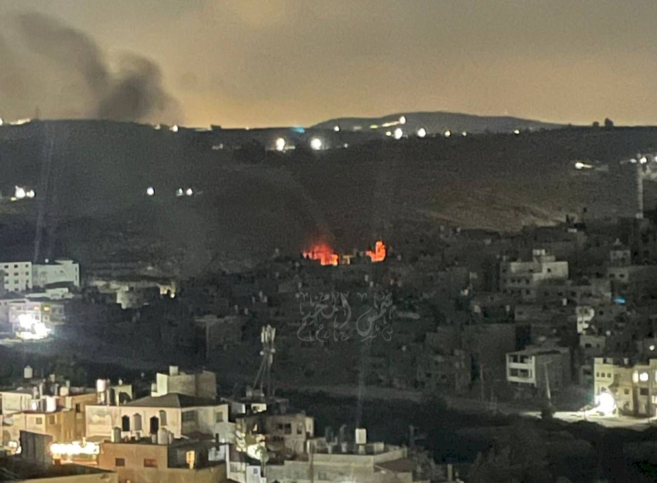 قوات الاحتلال تحرق منازل بمخيم نور شمس في طولكرم (فيديو)
