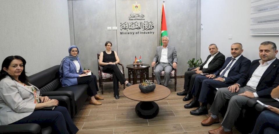 ‎وزير الصناعة يبحث مع الممثلية الألمانية سبل تعزيز التعاون الصناعي والاقتصادي