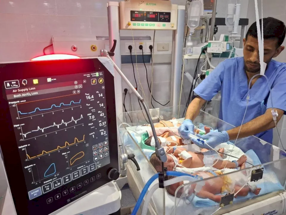 الأطفال الخدّج يصارعون للبقاء على قيد الحياة في شمال غزة