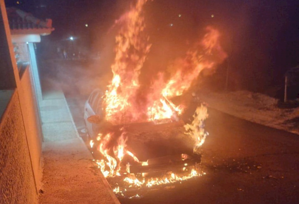 Des colons mettent le feu à deux véhicules dans le village de Burqa, à l'est de Ramallah