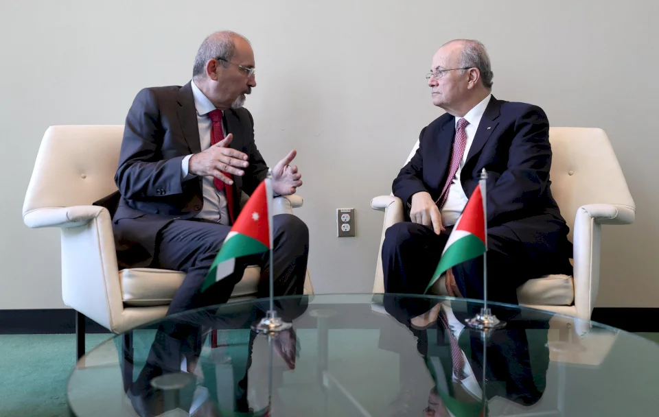 مصطفى קיים מספר פגישות ושיחות דו צדדיות כדי להגביר את הלחץ הבינלאומי לעצור את מלחמת ההשמדה והרעב