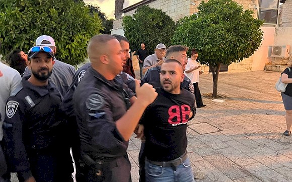 למרות שמאפשרת אחרת מול שגרירות מצרים.. המשטרה הישראלית מדכאת מצעד תמיכה בעזה בחיפה