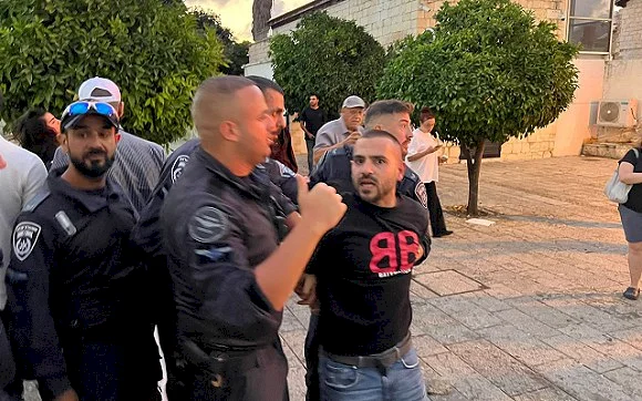 رغم سماحها بأخرى أمام سفارة مصر.. الشرطة الإسرائيلية تقمع مسيرة تضامنية مع غزة في حيفا