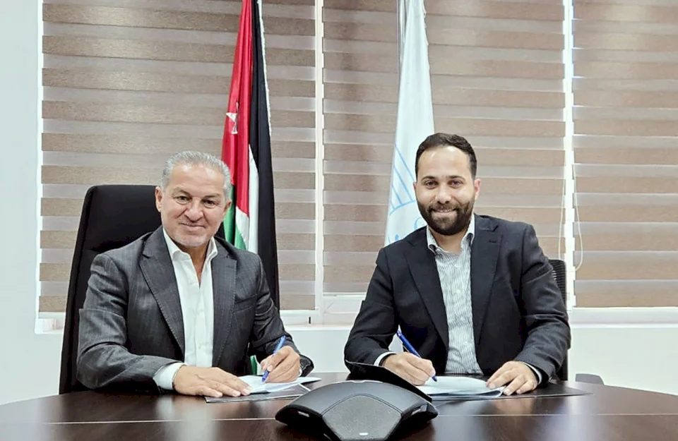 الرؤية الواضحة توقع اتفاقية لإدارة المساحات الإعلانية لشركة جت لنقل الركاب في جسر الملك حسين