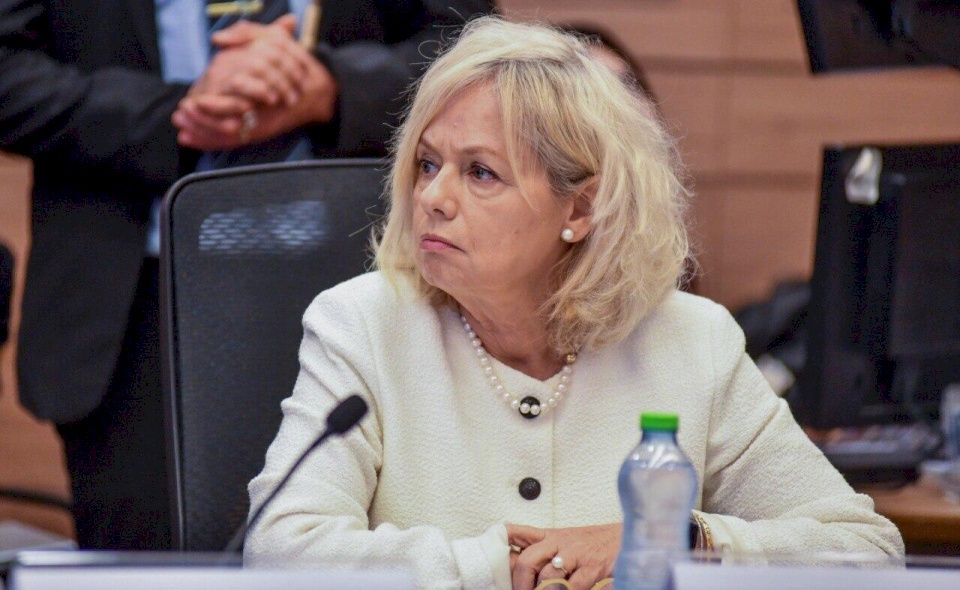 نتنياهو يوجه ضربة لخصومه بالتصويت لصالح قرار إقالة المستشارة القضائية ورئيس لجنة الخارجية والأمن