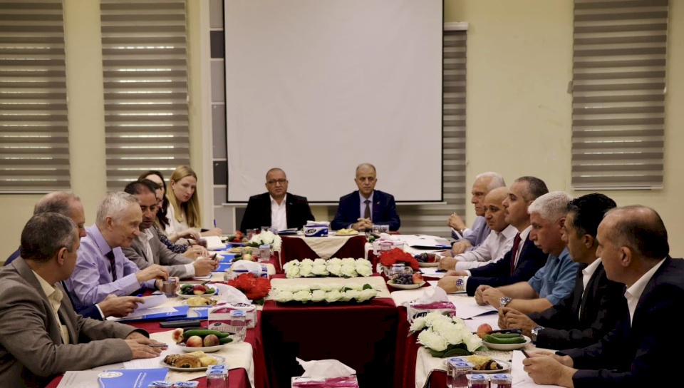 פגישה בריטית-פלסטינית בחברון לדון בהשלכות המשבר הכלכלי על המגזר הפרטי