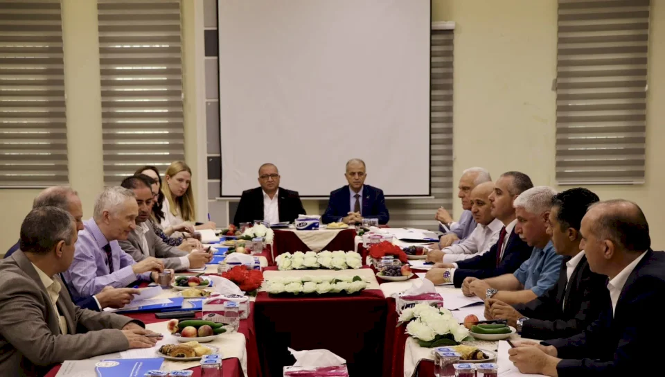 لقاء بريطاني-فلسطيني في الخليل لبحث تداعيات الأزمة المالية على القطاع الخاص