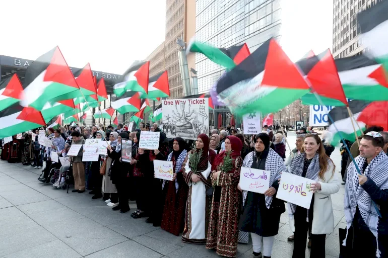 شرطة برلين تواصل ملاحقة رافعي شعارات مؤيدة لفلسطين