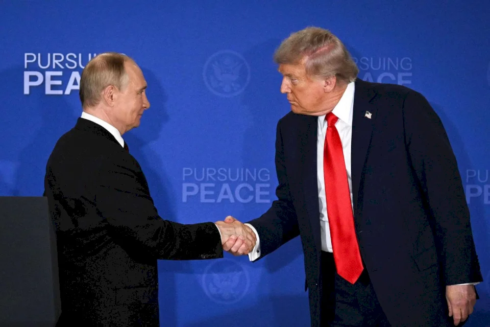 ترامب ينفخ الأمل في احتمال لقاء بوتين.. "هناك دوماً فرصة"