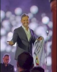 Kadhem Saher revêt la keffieh palestinienne lors de son concert à Amman