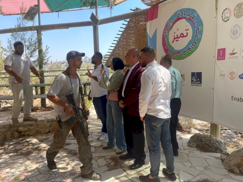 الاحتلال يحتجز وزير الثقافة والطاقم المرافق في قرية الشباب غرب رام الله