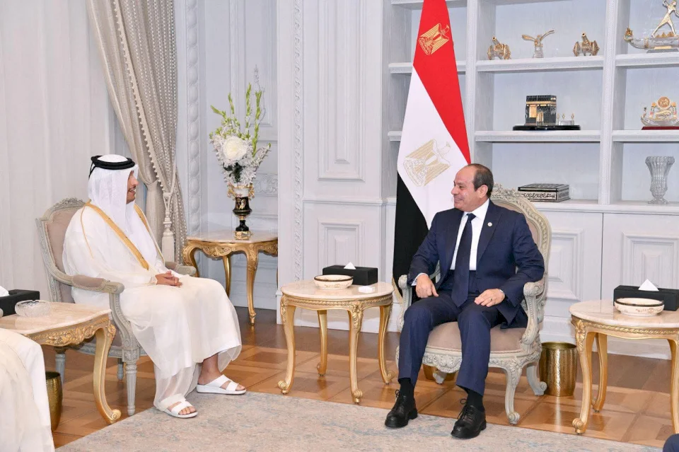  الرئيس المصري يلتقي رئيس الوزراء القطري