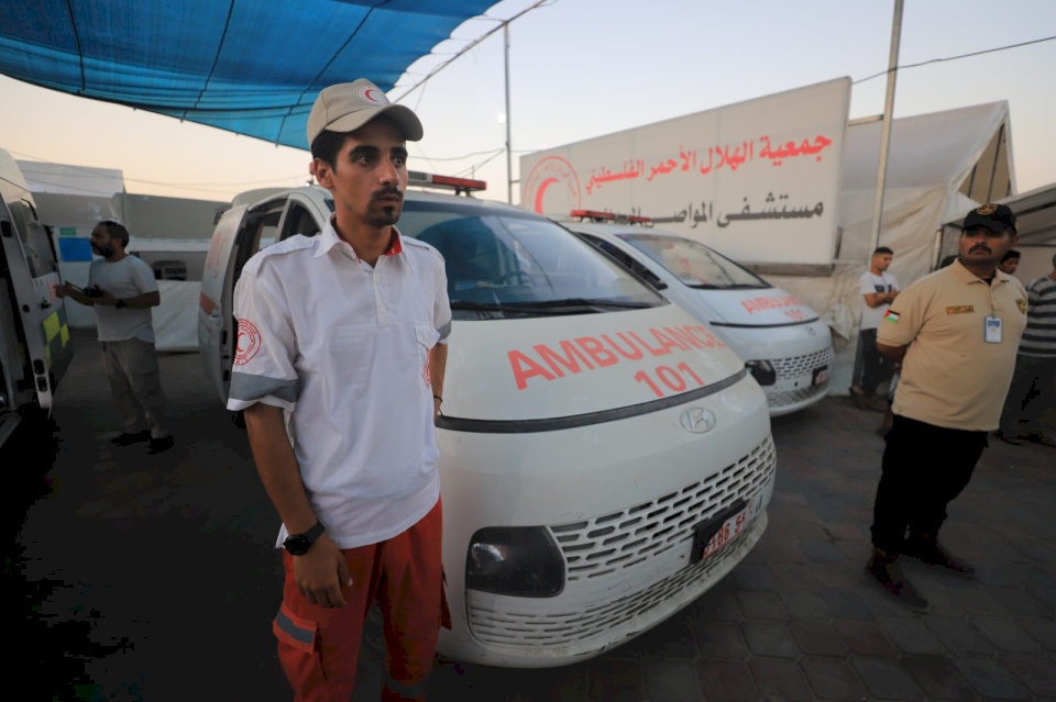 The Palestinian Red Crescent Participates in Evacuating 110 Patients from Gaza to the UAE for Treatment