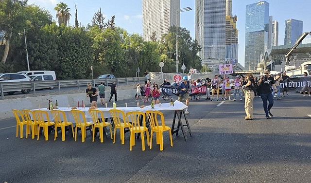 متظاهرون إسرائيليون يغلقون شارع 6 ومسالك "أيالون" للمطالبة بصفقة وإنهاء حرب غزة