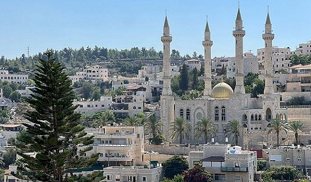 Des colons agressent la mosquée Al-Aziz dans le village d'Abou Ghosh