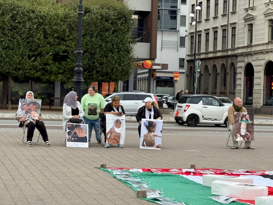 Cercueils et photos d'enfants martyrs et affamés lors d'un événement devant la gare centrale de Helsingborg