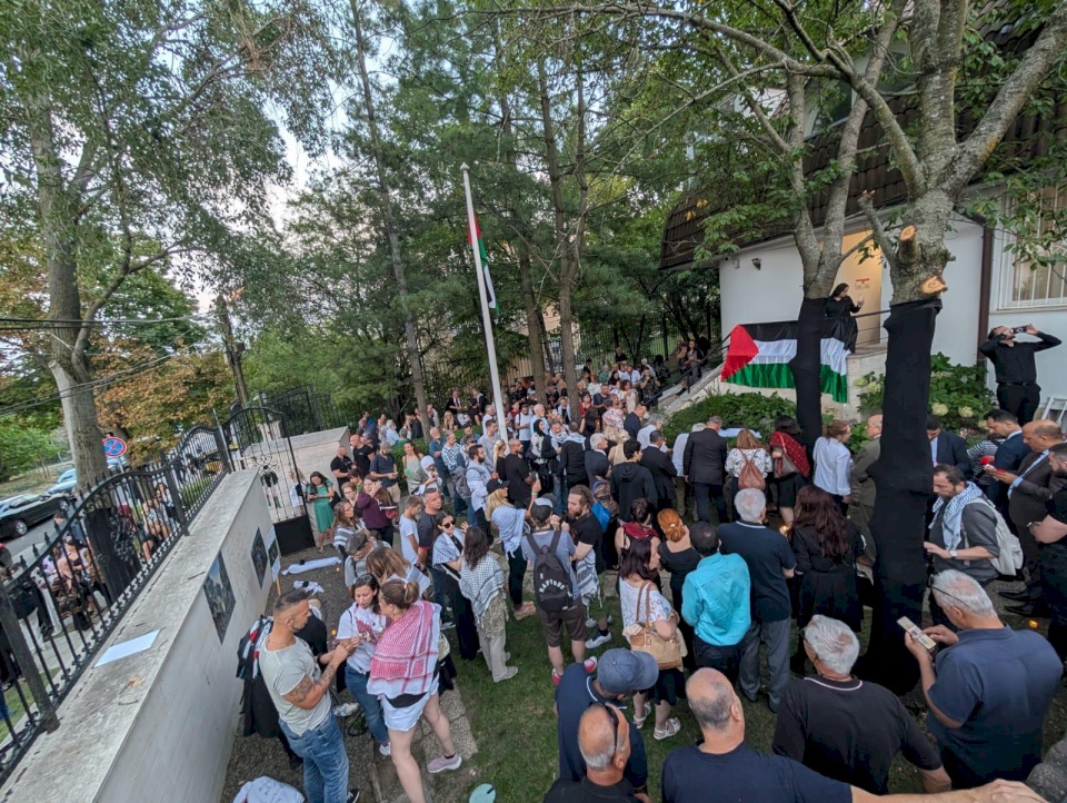 Hundreds Participate in Unprecedented Candlelight Vigil in Budapest in Honor of the Souls of Over 20,000 Children Martyred in Gaza