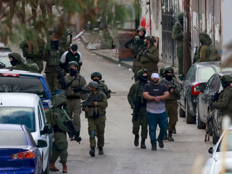 الاحتلال يقتحم بلدات شمال غرب القدس ويعتقل شبانًا