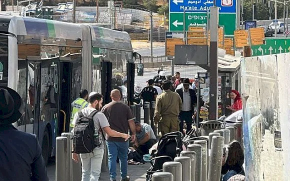مقتل 6 إسرائيليين في عملية إطلاق نار بالقدس واستشهاد منفذيها (فيديو)